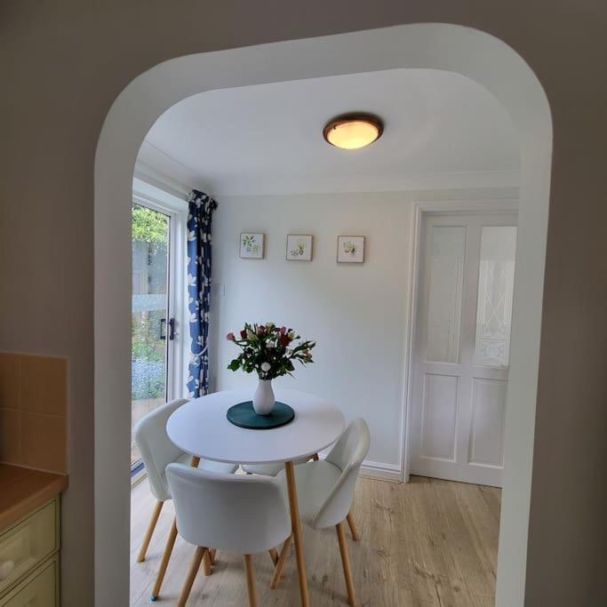 Cheerful, Cosy, One Bedroom Home With Patio And Parking Newbury  Exterior photo