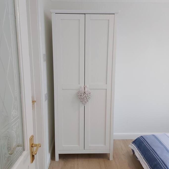 Cheerful, Cosy, One Bedroom Home With Patio And Parking Newbury  Exterior photo