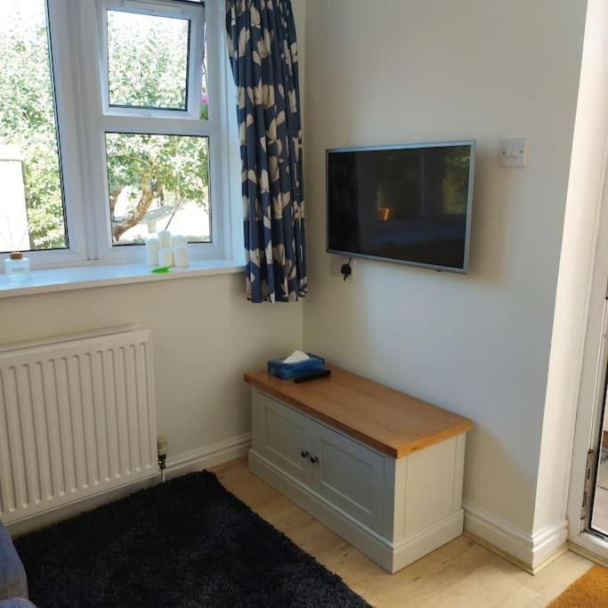 Cheerful, Cosy, One Bedroom Home With Patio And Parking Newbury  Exterior photo