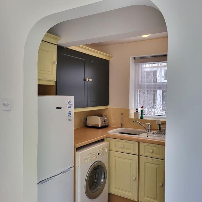 Cheerful, Cosy, One Bedroom Home With Patio And Parking Newbury  Exterior photo