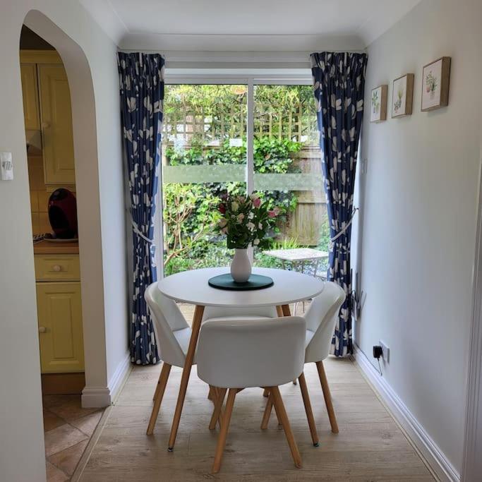 Cheerful, Cosy, One Bedroom Home With Patio And Parking Newbury  Exterior photo