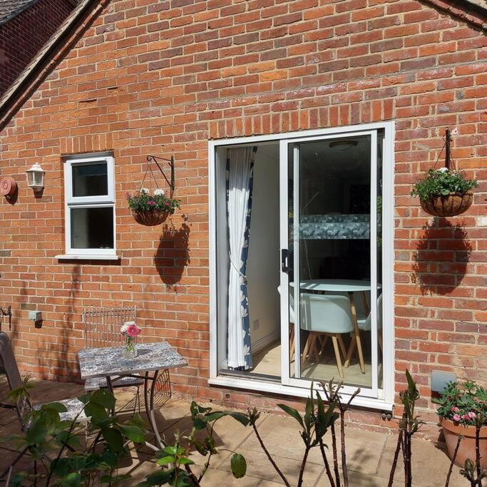 Cheerful, Cosy, One Bedroom Home With Patio And Parking Newbury  Exterior photo