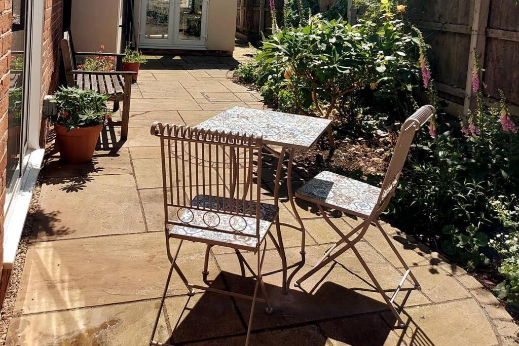 Cheerful, Cosy, One Bedroom Home With Patio And Parking Newbury  Exterior photo