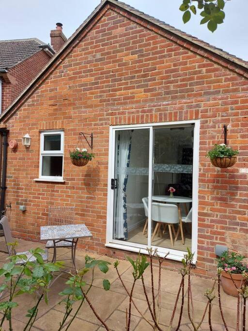 Cheerful, Cosy, One Bedroom Home With Patio And Parking Newbury  Exterior photo