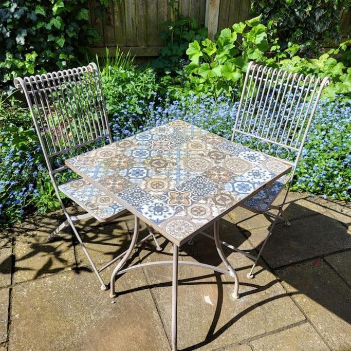 Cheerful, Cosy, One Bedroom Home With Patio And Parking Newbury  Exterior photo